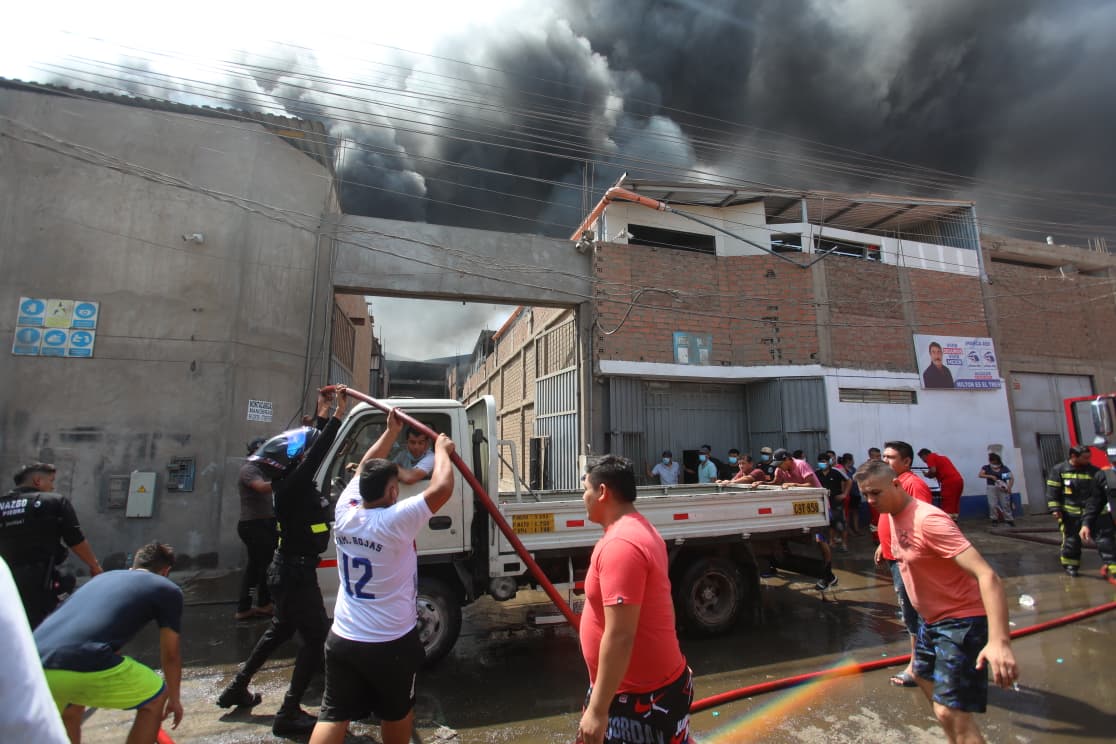 Incendio en una fabrica de plástico y vidrios en en Puente Piedra. Fotos: Violeta Ayasta/@photo.gec