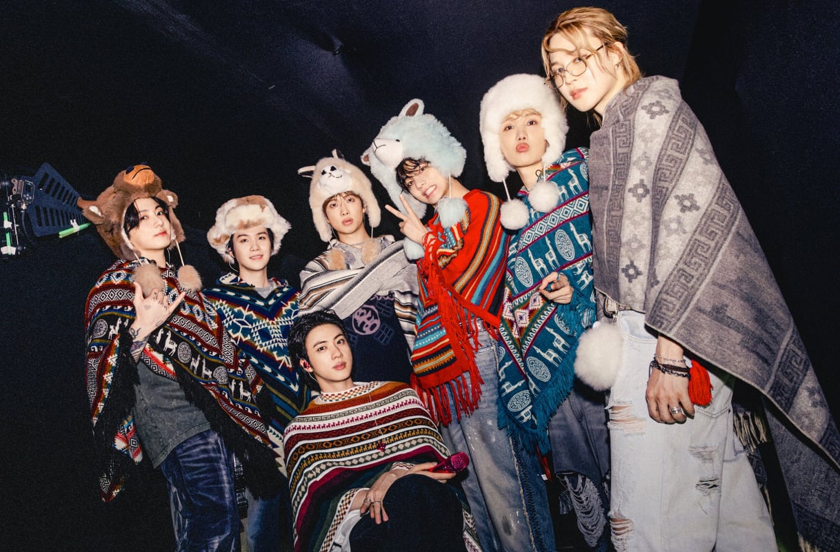 Los BTS sorprendieron con ponchos en su tercer y último concierto en Perú